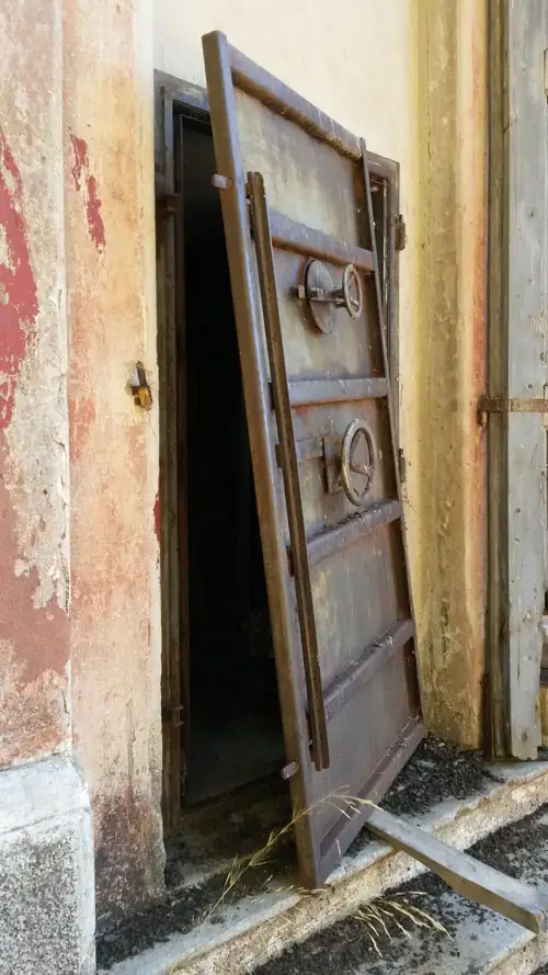 σιδερένια πόρτα