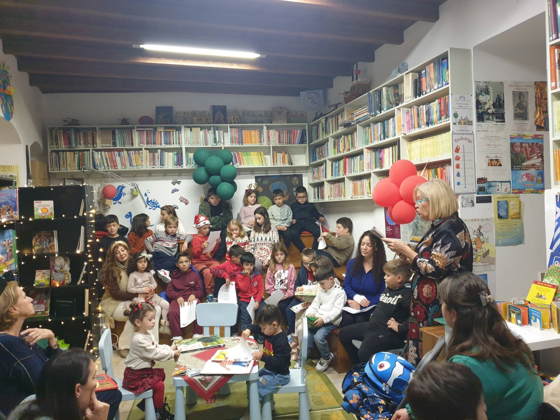 Γιορτινή ατμόσφαιρα στη Δημοτική Βιβλιοθήκη Λέρου: Χριστουγεννιάτικα παραμύθια και παιδικές φωνές